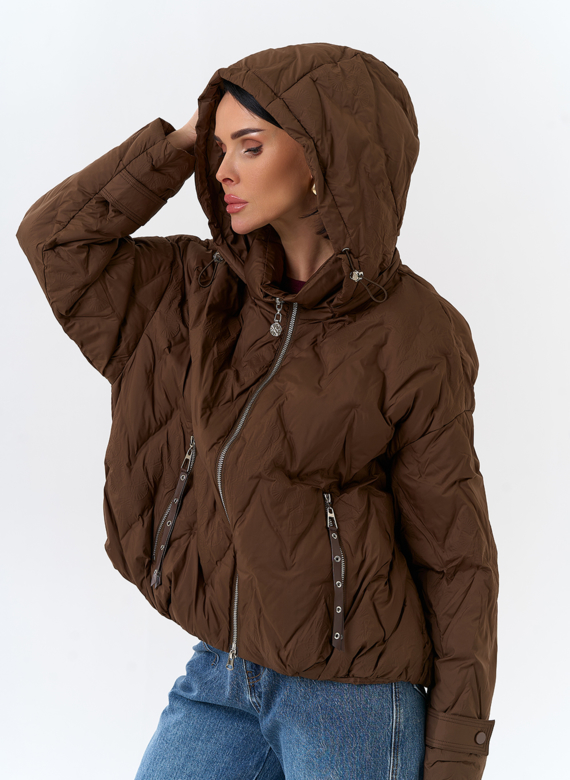 Женская куртка с капюшоном в коричневом цвете