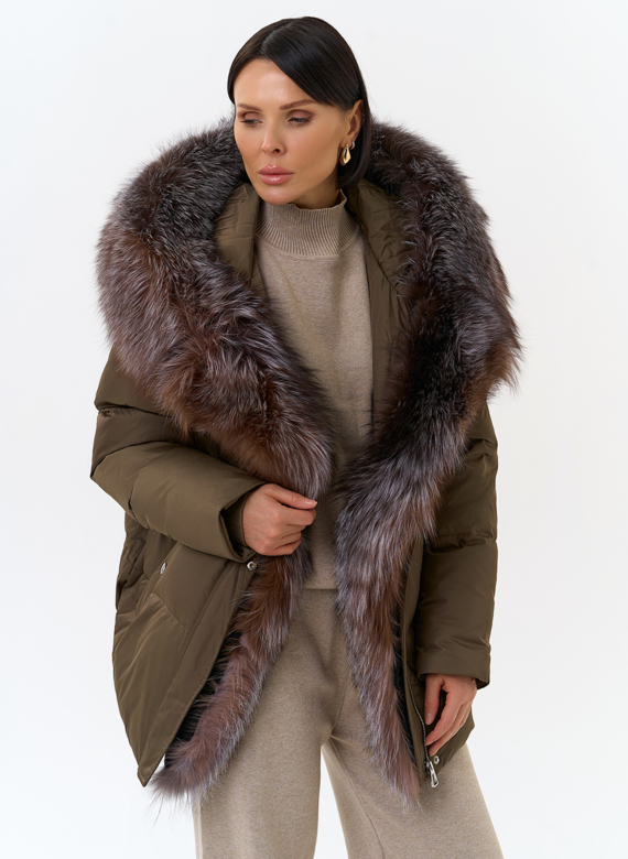 Женский пуховик с отделкой из меха блюфрост