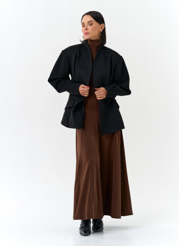 Женское укороченное пальто с акцентными рукавами