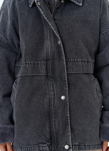 Женская утепленная джинсовая куртка с отделкой из эко меха